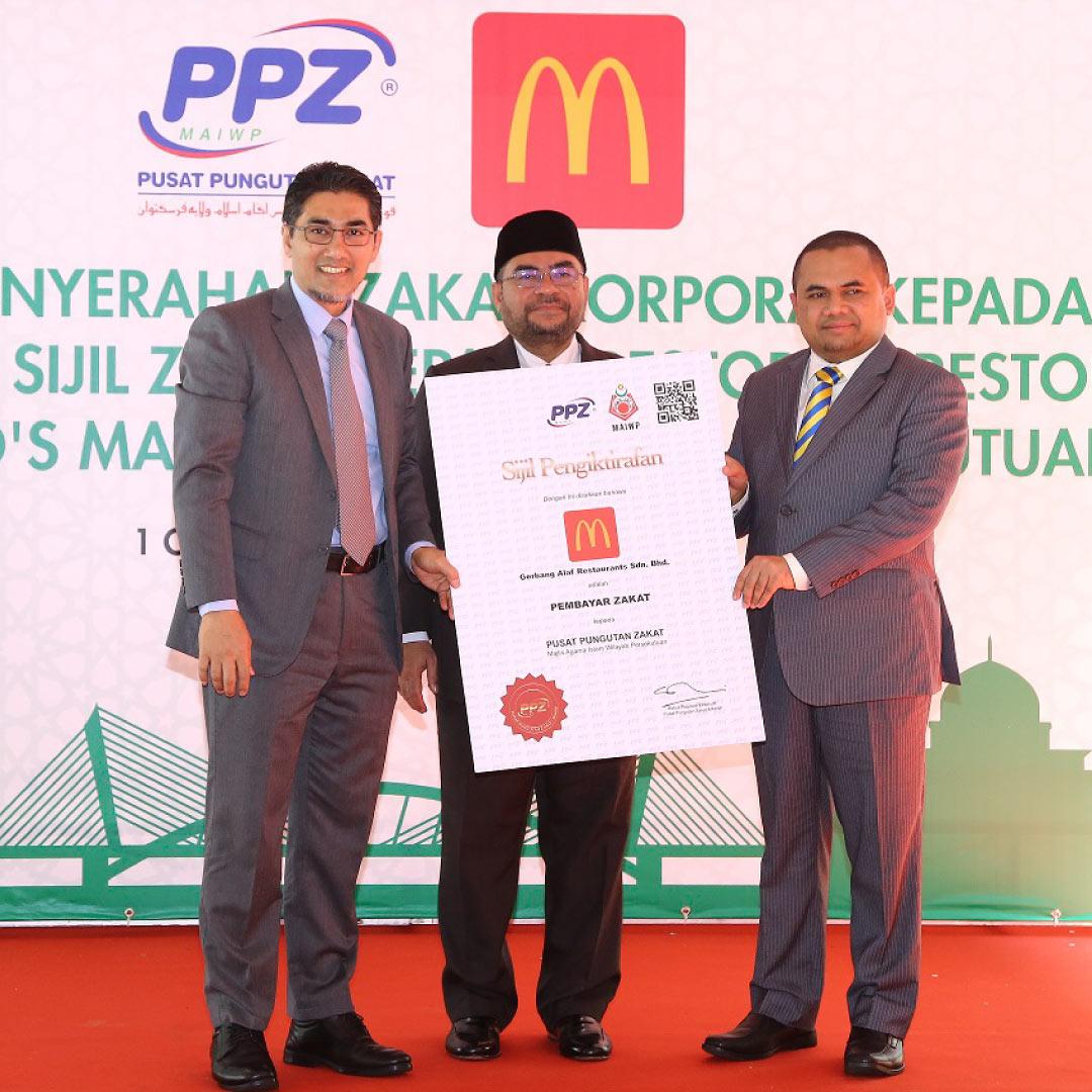 Mcdonald S Malaysia Pusat Pungutan Zakat Majlis Agama Islam Wilayah Persekutuan Ppz Maiwp Serah Sijil Pembayar Zakat Korporat Pertama Kepada Mcdonald S Malaysia